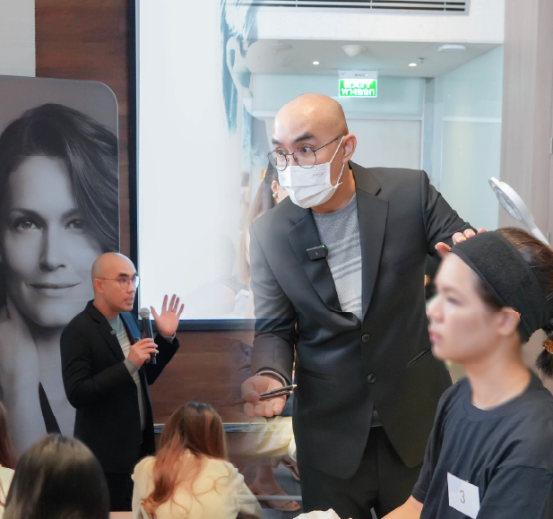 หมอเด่นกำลังทำหัตถการ